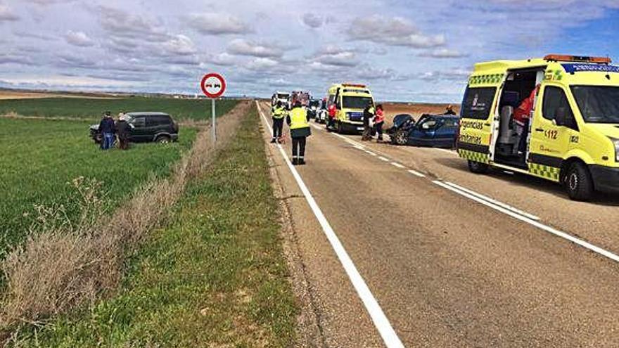 Los servicios de emergencias en el punto del accidente, donde se puede ver a los dos coches siniestrados.