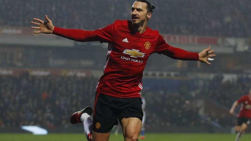 Ibrahimovic celebra su gol. // Efe