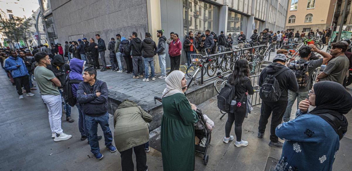 La regularització d’immigrants s’obre amb cues de fins a cinc hores