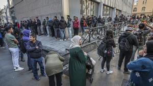 La regularització d’immigrants s’obre amb cues de fins a cinc hores