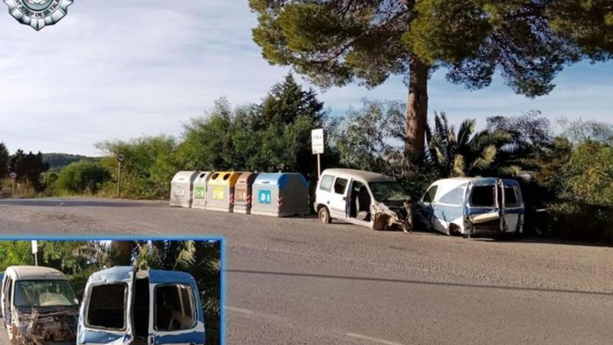 Los dos coches abandonados junto a unos contenedores en una carretera de Sant Josep. | POLICÍA LOCAL DE SANT JOSEP