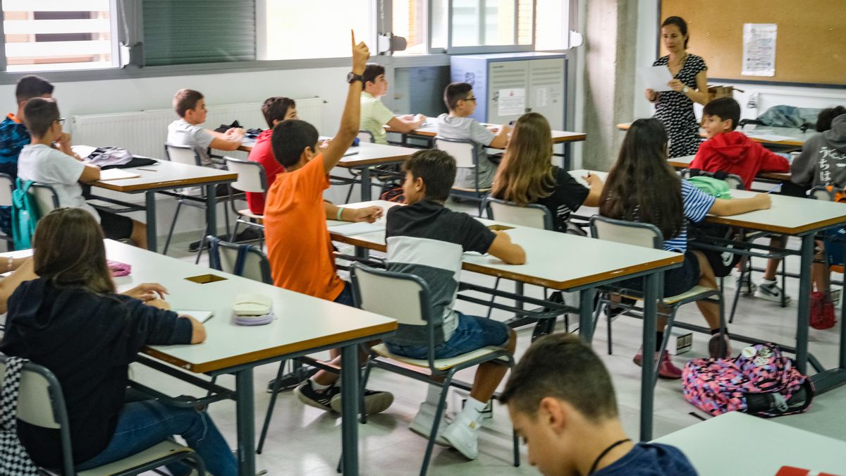 Alumnos durante el primer día de clase este curso en el IES Ciudad Jardín de Badajoz.