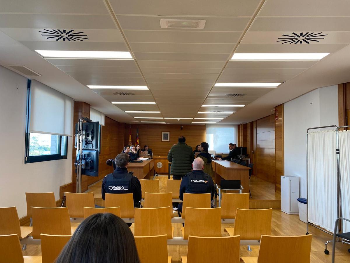 El acusado de intento de homicidio, ayer junto a su intérprete en el juicio en la Audiencia Provincial.