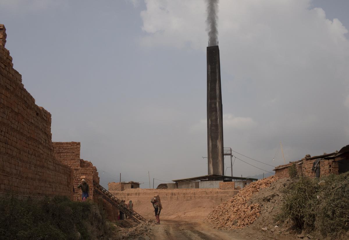 Un día en una fábrica de ladrillos en Nepal