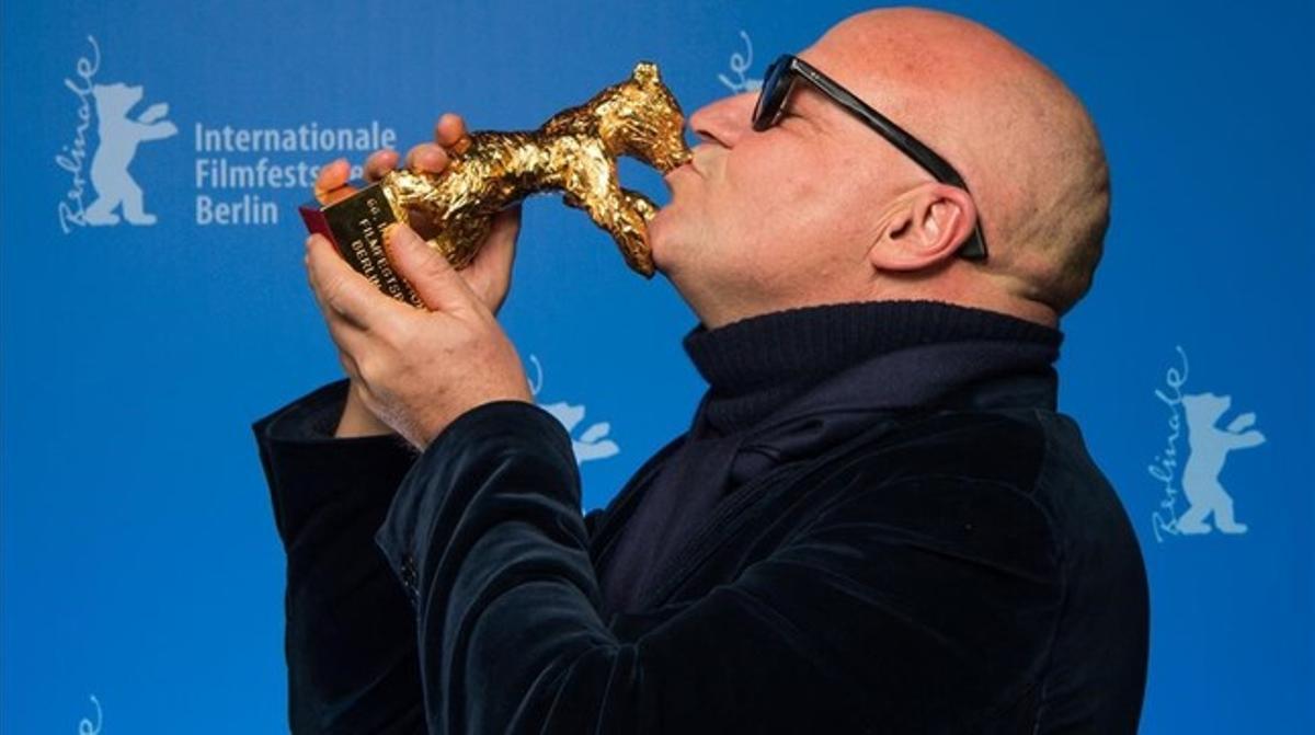 jgarcia32874800 italian director gianfranco rosi kisses his golden160220204010