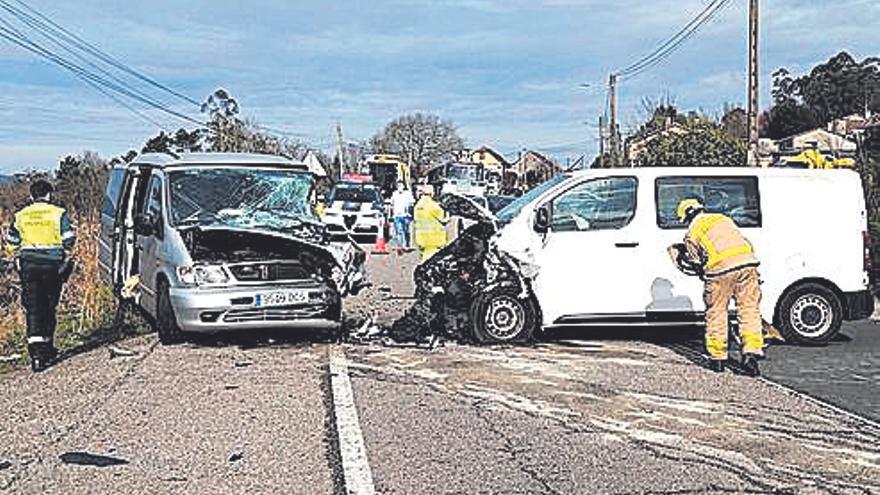 Un excarcelado tras chocar de frente dos furgonetas en Ponteareas