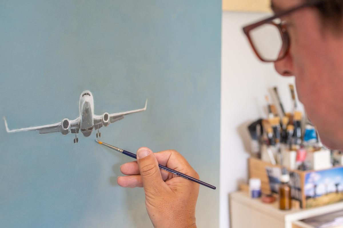 António Bahia trabajando en un cuadro en su estudio en Porto