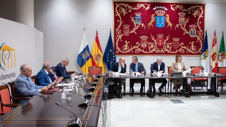 El temor a PP y Vox hace a Canarias renunciar a que el reparto obligatorio de menores migrantes se apruebe mediante decreto