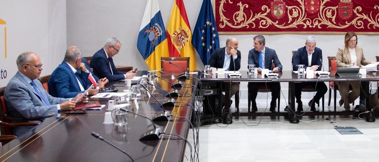 Reunión del Pacto Canario por la Inmigración presidida por Fernando Clavijo.