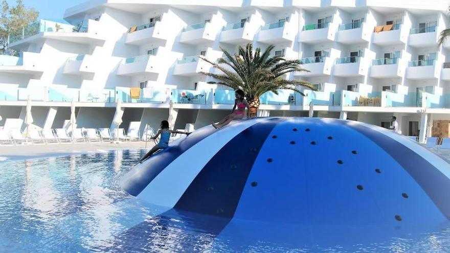 Dos niñas difrutan de los juegos de la nueva piscina infantil.