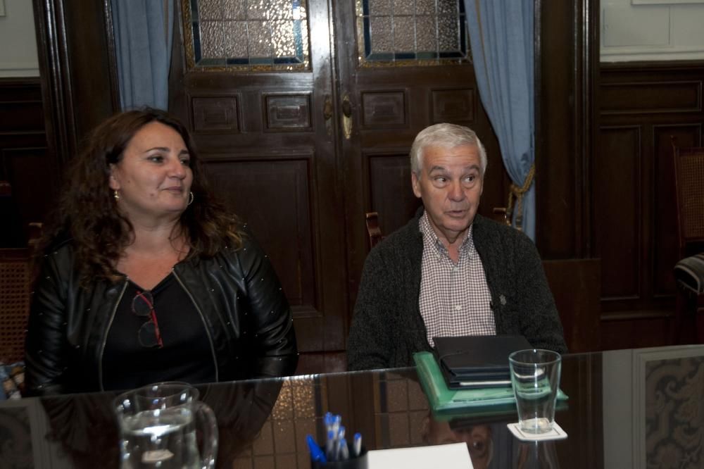 reunión entre representantes de la empresa concesionaria concesionaria del servicio de recogida de la basura con dirigentes de Faro de Monte Alto y con la concejal de Medio Ambiente, María García.