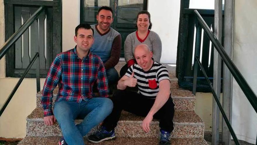 Mariano Suárez, Diego Nicieza, Jonathan Menéndez y Raquel Posada, de la directiva, en las escuelas de Pañeda.