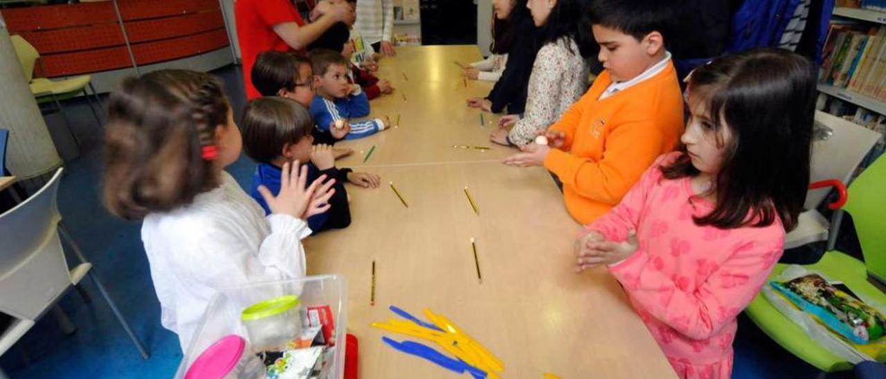 Participantes en el taller de &quot;Jumping Clay&quot;, ayer, en la biblioteca.