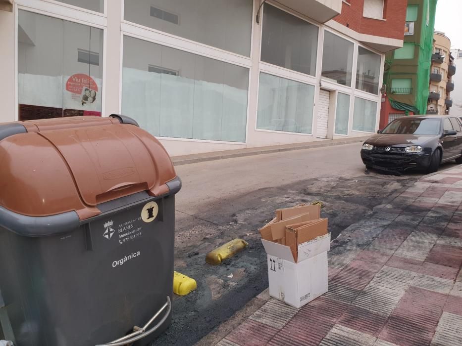 Dos incendis de contenidors causen danys a Blanes -