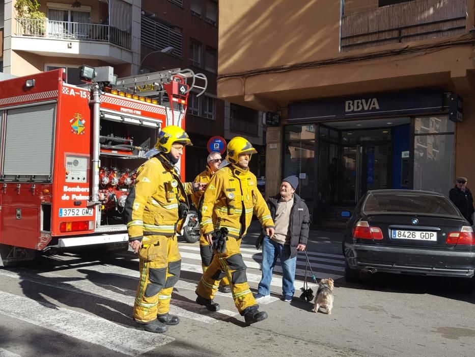 Desalojan un edificio en Camp Redó por un incendio en una cocina