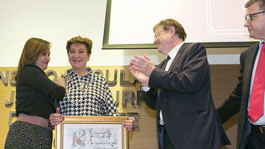 Maricamen Llorens, viuda de Garrigós recogió el Boixet d&#039;Or arropada por la alcaldesa de Xixona y el presidente de la Generalitat, Ximo Puig.