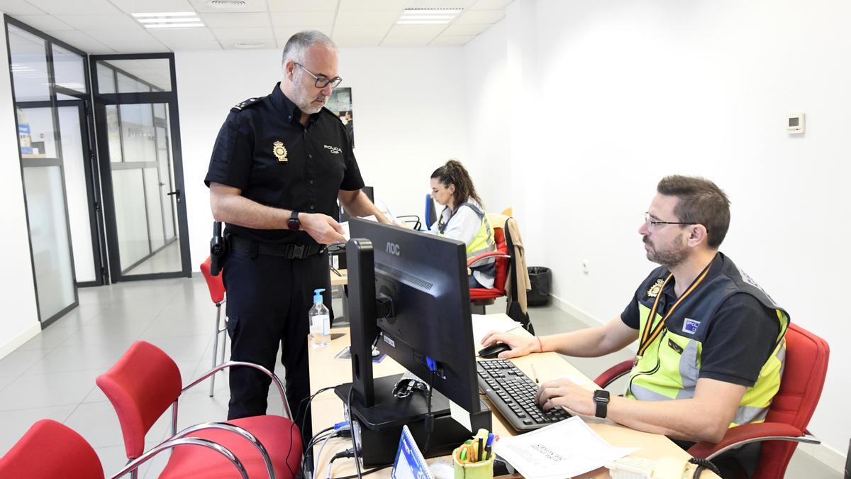 El jefe del Grume, con miembros de su equipo en las dependencias del Carmen, en Murcia.