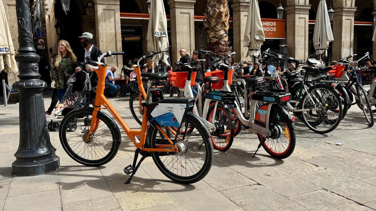 Bicis de uso compartido mal aparcadas en la plaza Reial