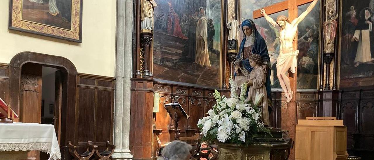 La talla de Santa Ana con adorno floral, ayer, en la iglesia de Santo Tomás de Cantorbery.