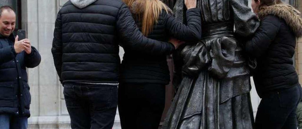 Turistas haciéndose fotos con la estatua de La Regenta, en Oviedo, la pasada Semana Santa.