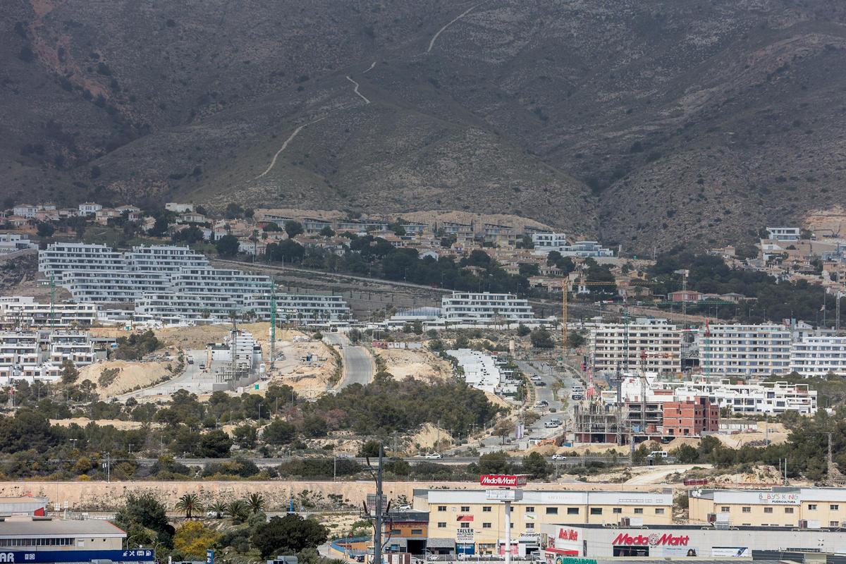 Edificios en construcción en la zona de Benidorm, uno de los sectores que tira de la economía.