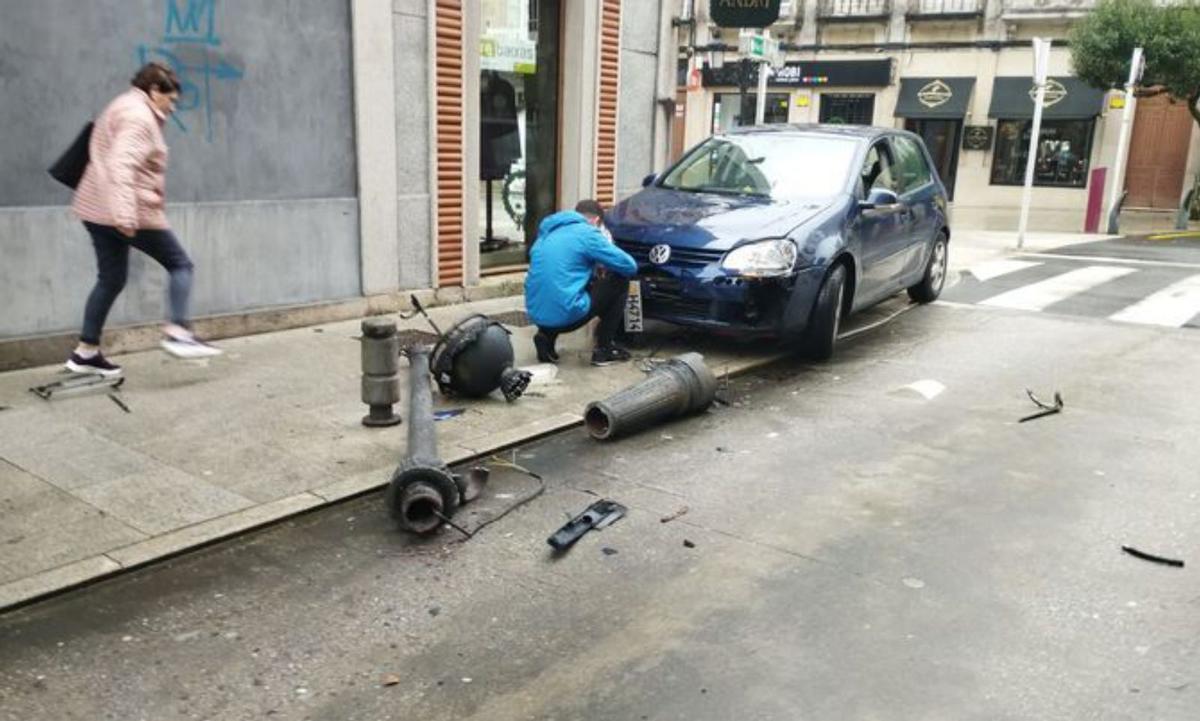 Los bolardos pueden quedarse días a la espera de retirada.  | // L.D.