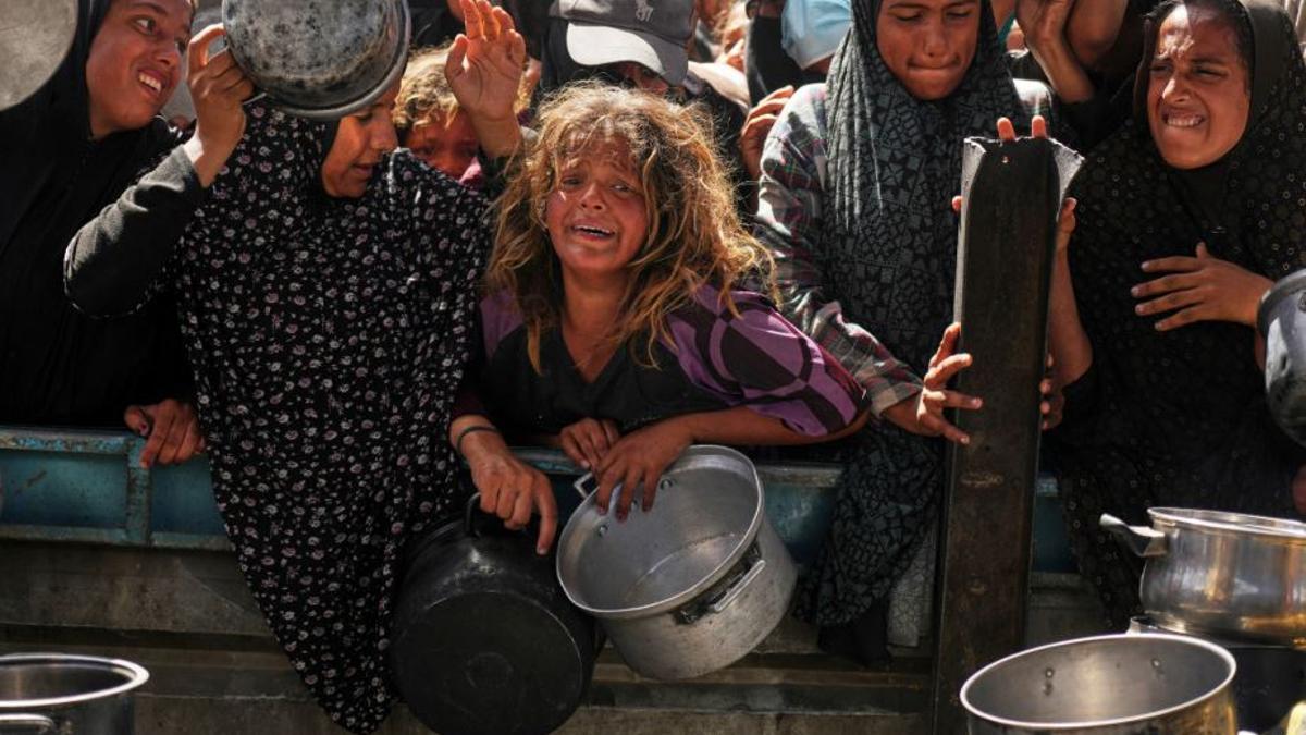 Niños esperando comida en Gaza.