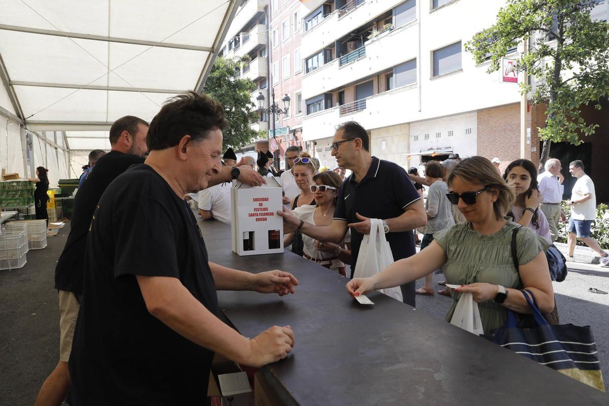 Santullano dice adiós a las fiestas de Santa Filomena con el reparto de 4.200 bollos preñaos en Oviedo, en imágenes