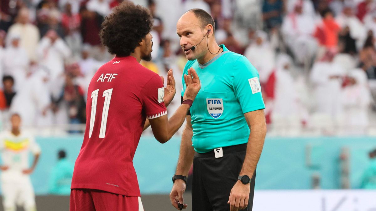 Mateu Lahoz durante el Qatar-Senegal