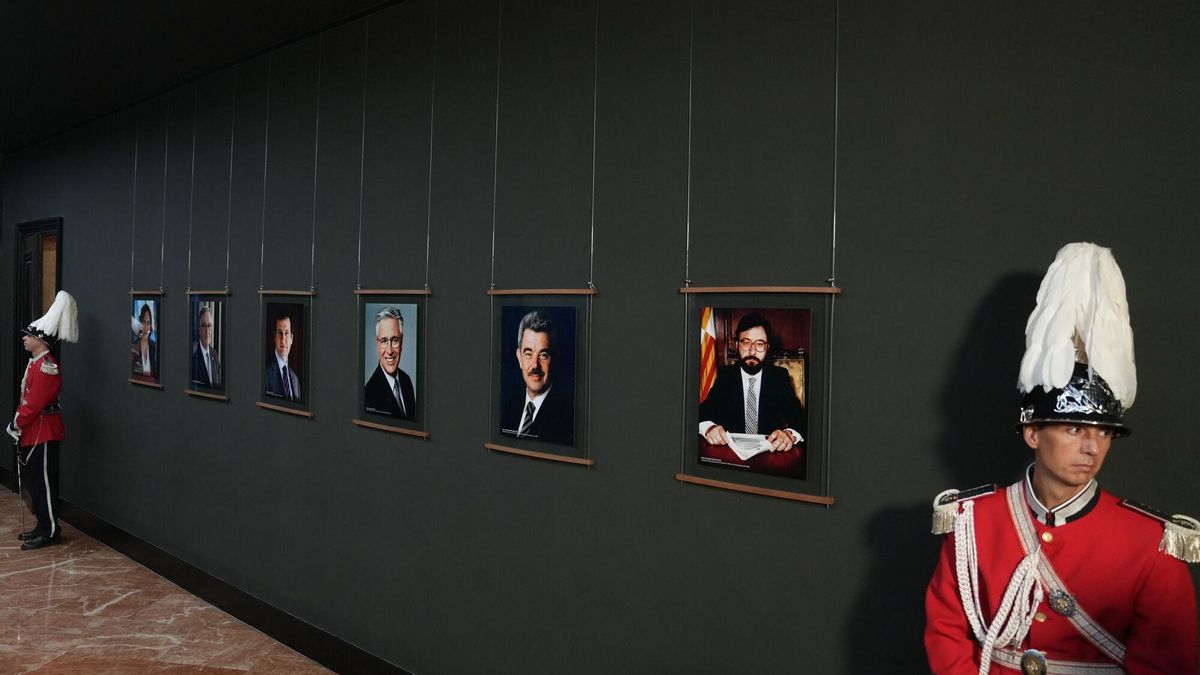 La galería que acoge las fotografías oficiales de los alcaldes de la ciudad, en el Ayuntamiento de Barcelona.