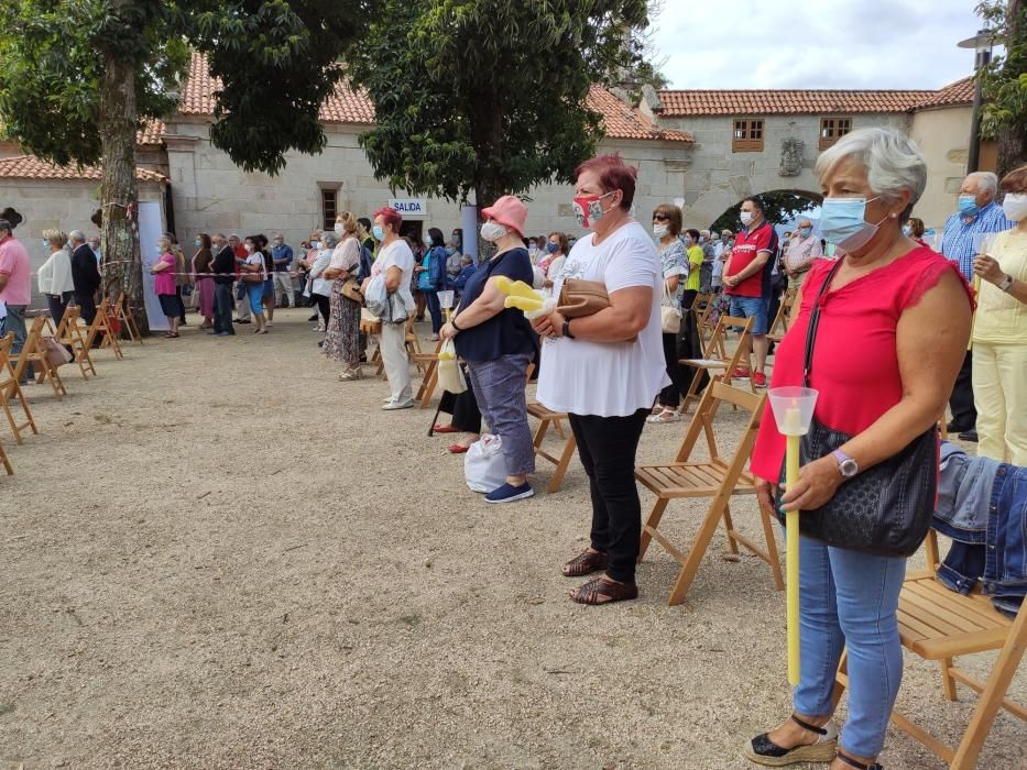 La romería de San Roque en Vigo se ha visto alterada por la normativa de seguridad derivada de la pandemia del coronavirus.