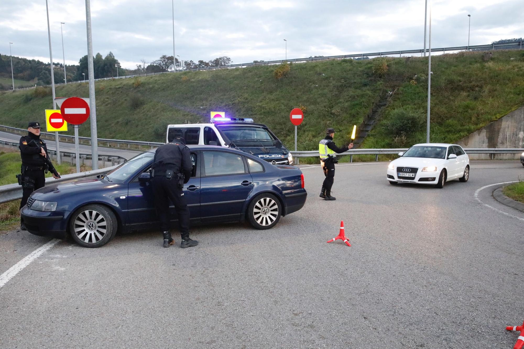 En imágenes: Control policial por la oleada de robos en Gijón