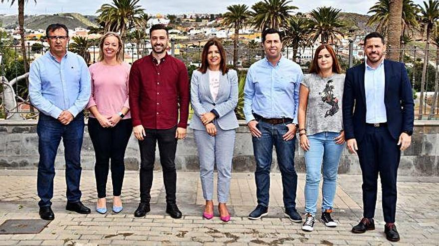 De izquierda a derecha Juan Francisco Artiles, Sonsoles Martín, Juan Antonio Peña, Carmen Hernández, Alejandro Ramos, Esther González y Héctor Suárez en la Plaza del Faycán con el barrio de San Francisco al fondo.