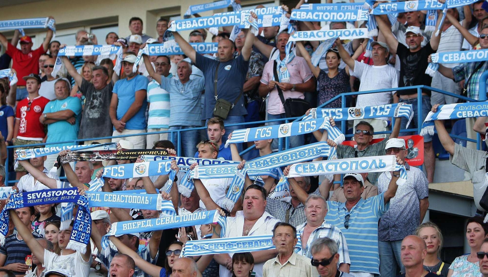 Aficionados del Sebastopol durante un partido de la Liga de Crimea.