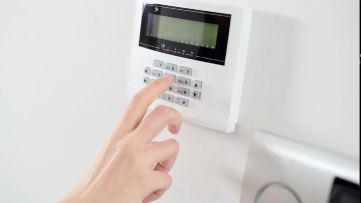 Un sistema d'alarma per a un habitatge.