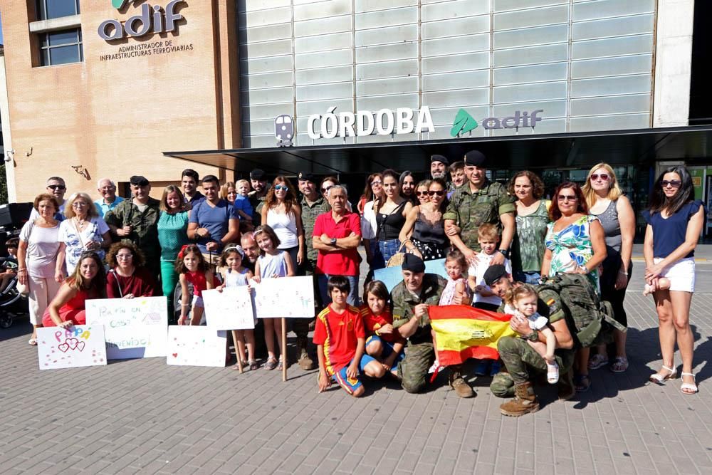 Abrazos y besos para recibir a la Brigada