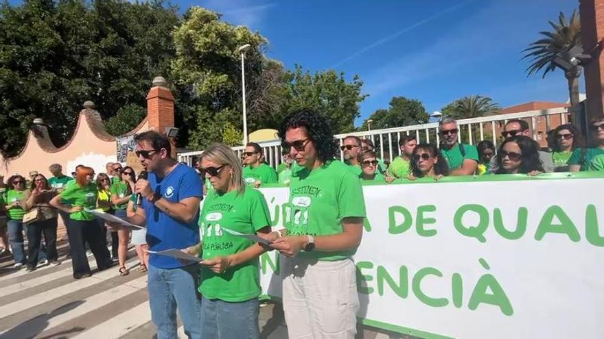 Los directores de centros leen un manifiesto a las puertas de Conselleria