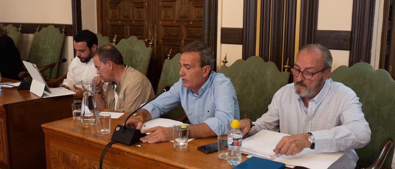 Intervención en el pleno del portavoz municipal de Vox Javier Eguaras, junto a su compañero de grupo Fernando Lozano.