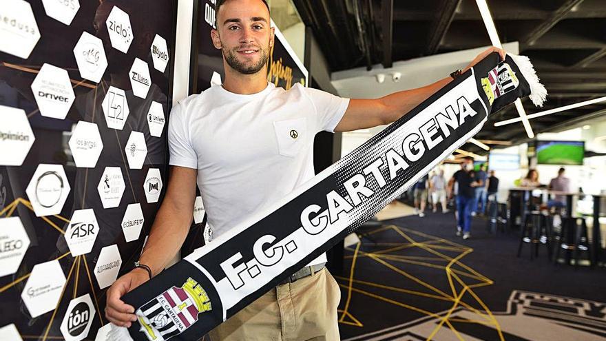 El centrocampista Pablo Clavería, durante su presentación con el Cartagena.