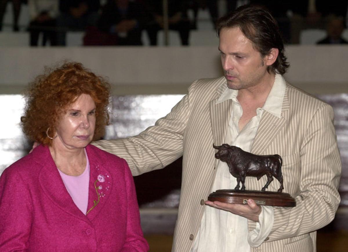 Miguel Bosé, hijo del torero Luis Miguel Dominguín, y la duquesa de Alba, Cayetana Fitz-James Stewart, durante un homenaje a Luis Miguel Dominguín en Sevilla.