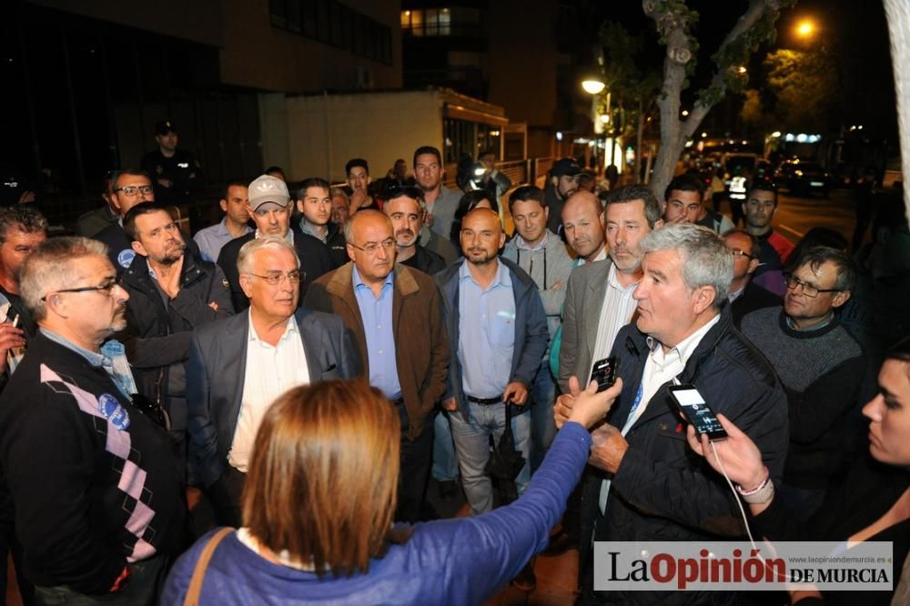 La noche de protesta de los agricultores se pasa con migas