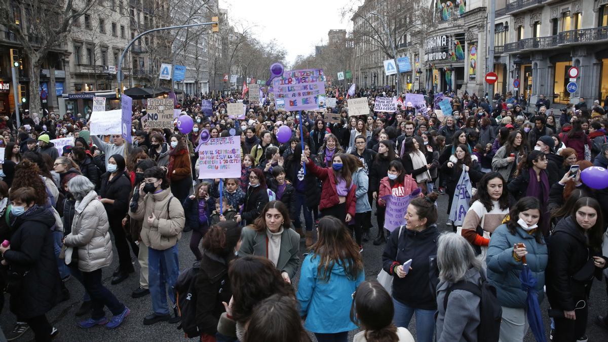 Miles de mujeres se manifiestan en Barcelona.