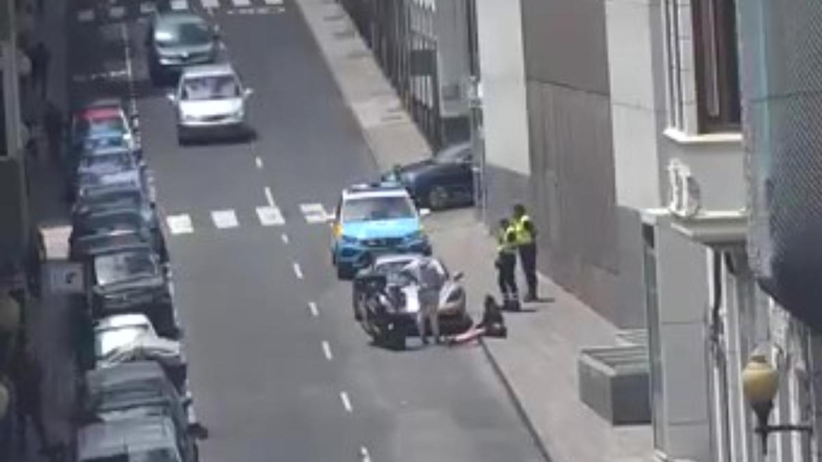 Choque entre un coche y una motocicleta en una céntrica calle de Las Palmas de Gran Canaria