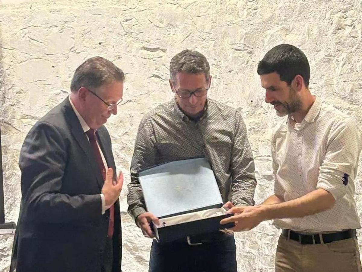 Fèlix Guanter rep una placa en l'homenatge del febrer, a mans de David González i Josep Bofill, alcalde de l'Escala.