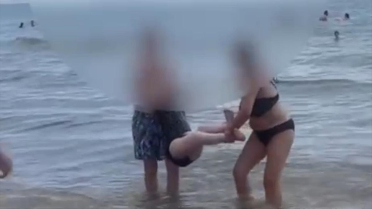 Una conocida jueza se plantea demandar a El Campello si en 72 horas no dota la playa accesible de medios eficientes para personas con discapacidad