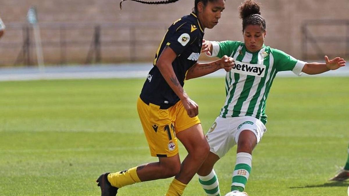 Gaby, en pugna por el balón durante el partido de ayer en el campo del Betis. |  // LALIGA