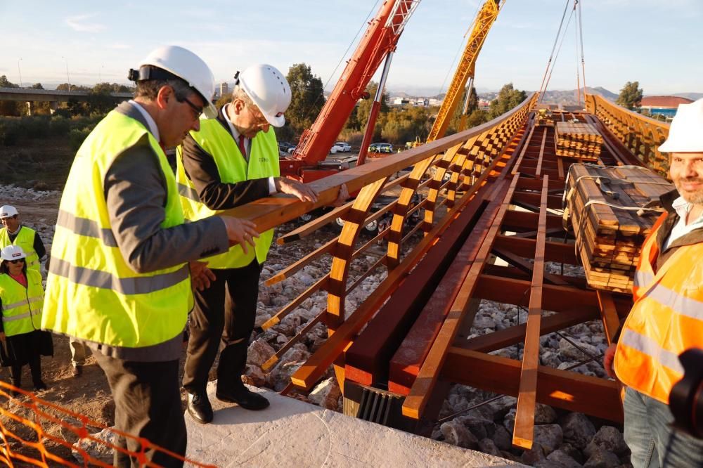 Comienzan a instalar la nueva pasarela de madera del Guadalhorce