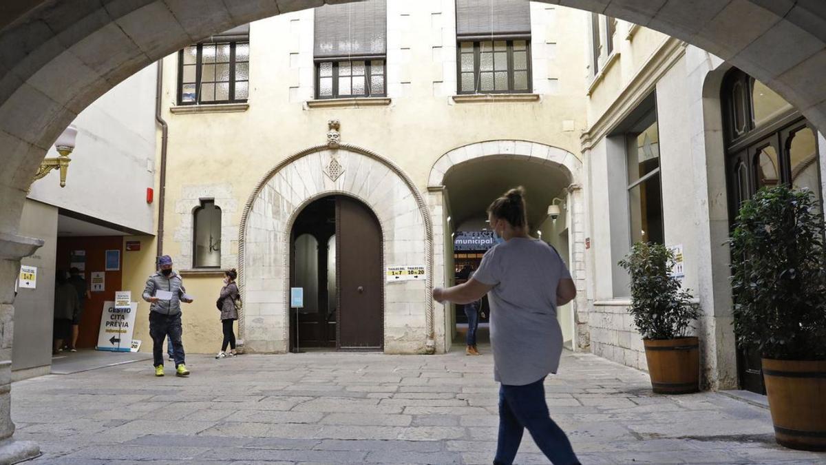 Entrada a l’edifici consistorial  de Girona, en una imatge d’arxiu. | ANIOL RESCLOSA