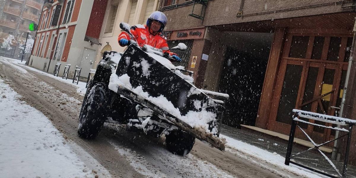 Un quad neteja els carrers