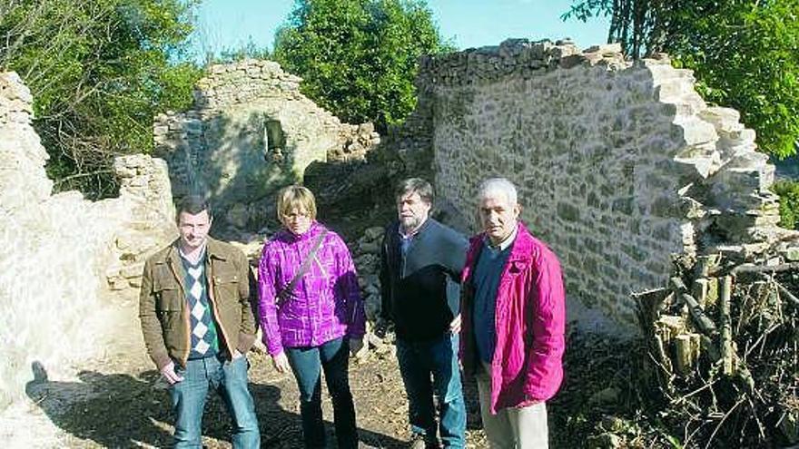 Sobre estas líneas, Juan José Menéndez -gerente de la empresa Construcciones Urbagrado-, Paula Bartolomé, Alberto Tirador y Miguel Cimadevilla, en las ruinas de la iglesia vieja de La Peral.